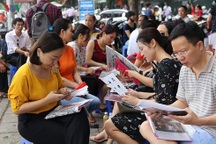 Thi tốt nghiệp THPT: Phụ huynh không tập trung đông quanh các điểm thi