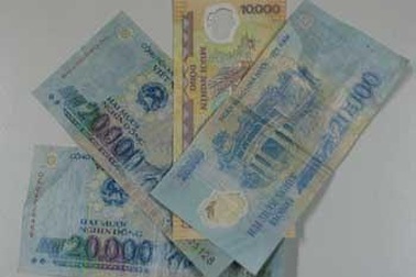 Thùng tiền lẻ hôi tanh gầm giường, chị bán cá khiến chồng ngã ngửa