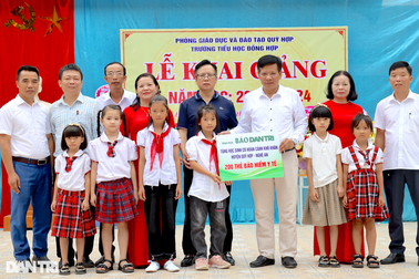 Báo Dân trí tặng thẻ BHYT tới hàng trăm học sinh tại miền Trung