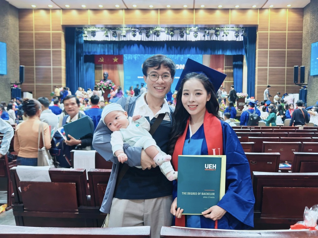 Tân cử nhân xinh đẹp bế con 2 tháng tuổi lên nhận bằng tốt nghiệp gây sốt - 1 Tân cử nhân xinh đẹp bế con 2 tháng tuổi lên nhận bằng tốt nghiệp gây sốt