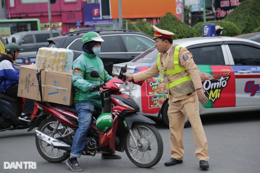 Đi xe máy qua vạch sơn, đèn chuyển vàng và đỏ có bị cảnh sát xử phạt không? - 2