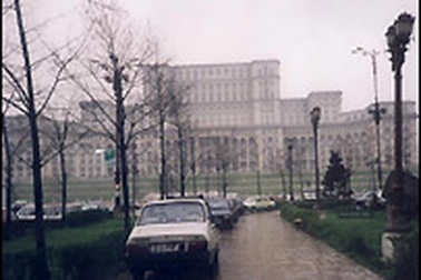 Toilet “phủ bóng” trước Hội nghị thượng đỉnh NATO