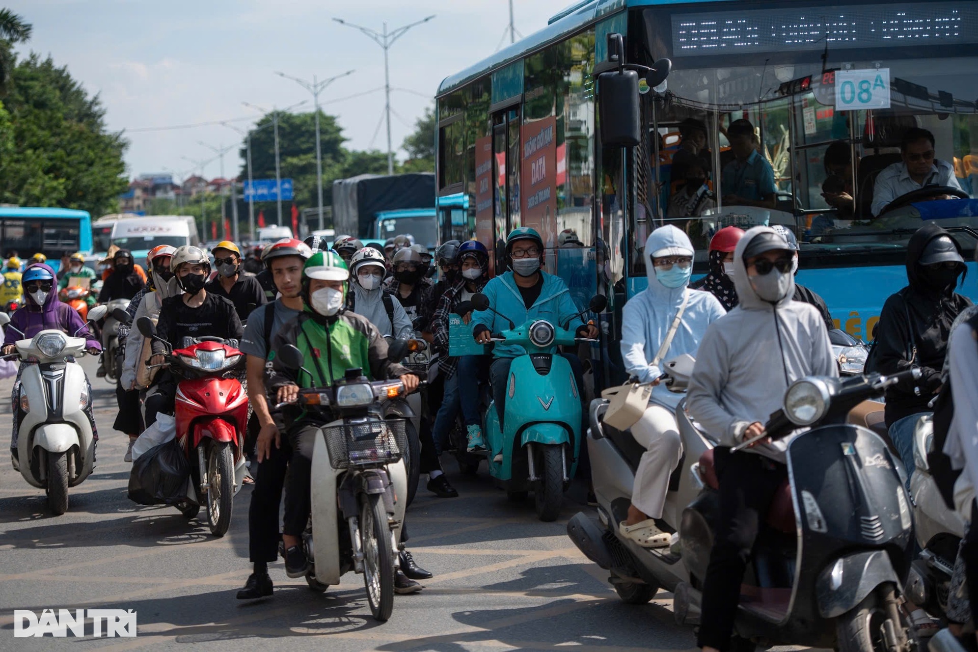 Người dân đổ về Hà Nội sau kỳ nghỉ lễ dài, cửa ngõ Thủ đô ùn tắc - 6 Người dân đổ về Hà Nội sau kỳ nghỉ lễ dài, cửa ngõ Thủ đô ùn tắc - 6