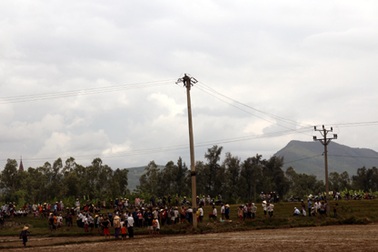 Cả xã xôn xao vì một thanh niên chết trên cột điện