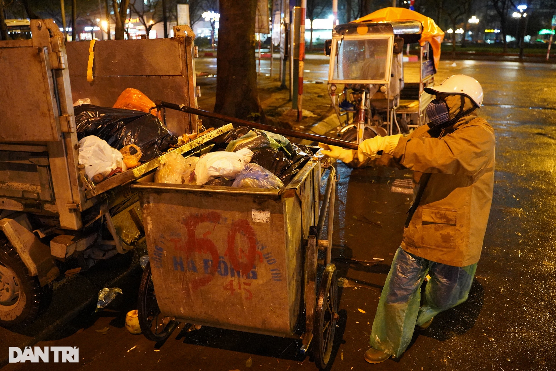 Người dân đốt lửa sưởi ấm, chật vật mưu sinh xuyên đêm trong mưa rét kỷ lục - 3 Người dân đốt lửa sưởi ấm, chật vật mưu sinh xuyên đêm trong mưa rét kỷ lục - 3