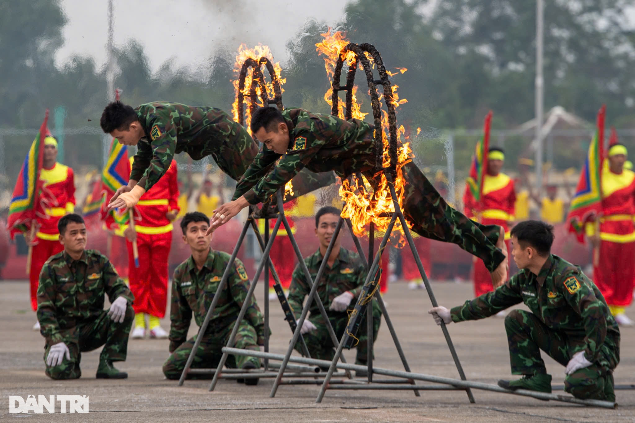 10 tiêm kích Su-30MK2 bay trình diễn tại triển lãm Quốc phòng quốc tế - 4