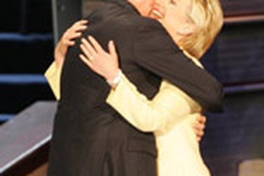 Nhà Clinton: “Chồng làm vợ chịu”