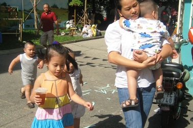 Chi tiền triệu gửi con ngày áp Tết