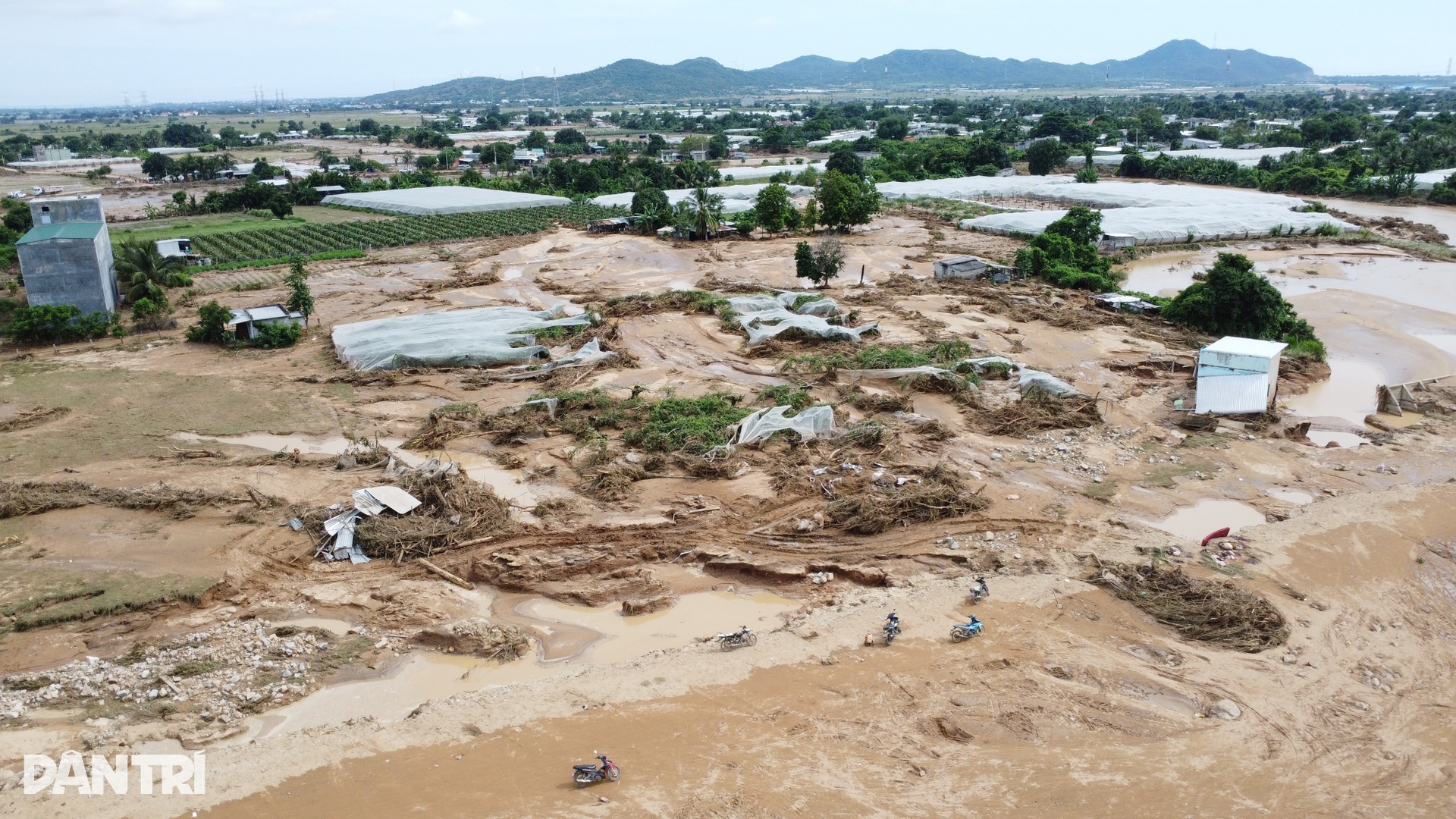 Vỡ hồ nước ở Lâm Đồng, lũ cát cuồn cuộn đổ về san phẳng nhà vườn - 3