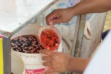 Chủ quán gây rùng mình với nước uống màu mè trong thùng sơn, cốc nhựa bẩn