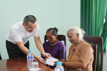 Không để sau Tết mới trao quà, tiền trợ cấp tới người có công