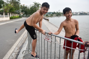 "Đua nhau" vượt rào chắn Covid-19 xuống các hồ tại Hà Nội tắm giải nhiệt