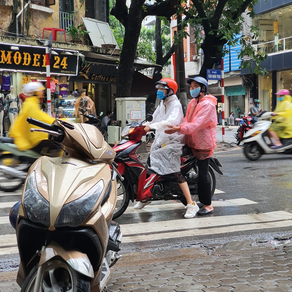 Dân đội mưa đi bán, bảo vệ khệ nệ khiêng chục bao vàng đi cất - 6 Dân đội mưa đi bán, bảo vệ khệ nệ khiêng chục bao vàng đi cất - 6