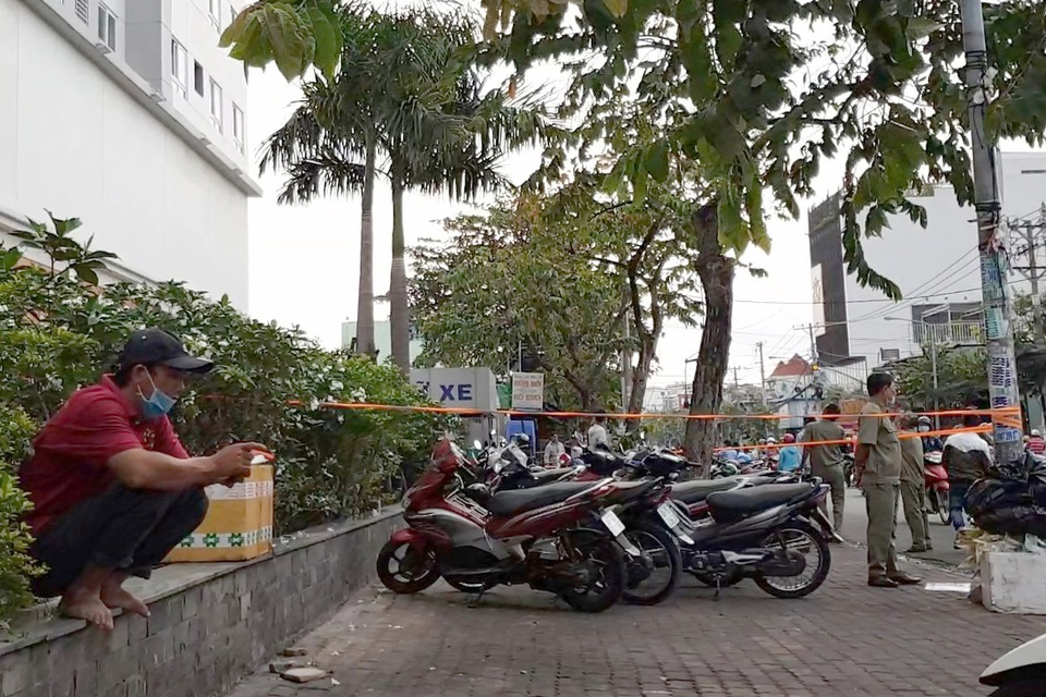 Hai cô gái tử vong nghi bị rơi lầu chung cư ở Sài Gòn - 2 Hai cô gái tử vong nghi bị rơi lầu chung cư ở Sài Gòn - 2