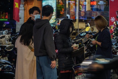 Hà Nội: Lý giải bất ngờ của người trông giữ xe thu vé "chặt chém"