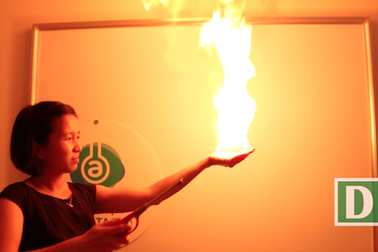 Thủ thuật làm lửa bùng cháy trên tay mà không gây bỏng rát