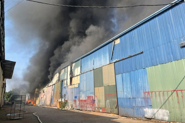 Hơn 40 cảnh sát khống chế vụ cháy nhà xưởng rộng 1.500m2 ở Hà Nội