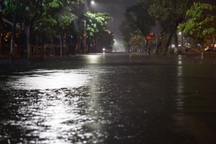 Đường phố Đà Nẵng ngập sâu sau một ngày mưa lớn
