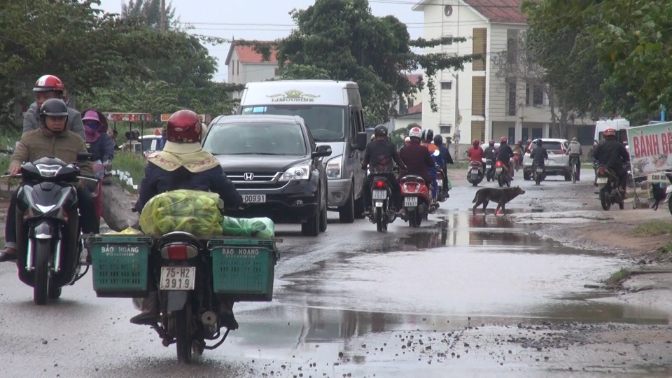 Ngán ngẩm con đường chi chít ổ gà, cứ mưa là ngập sâu giữa thành phố du lịch - 2 Ngán ngẩm con đường chi chít ổ gà, cứ mưa là ngập sâu giữa thành phố du lịch - 2