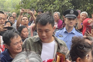 Người cha suốt 28 năm tìm con trai mất tích và cái kết đoàn tụ ấm lòng