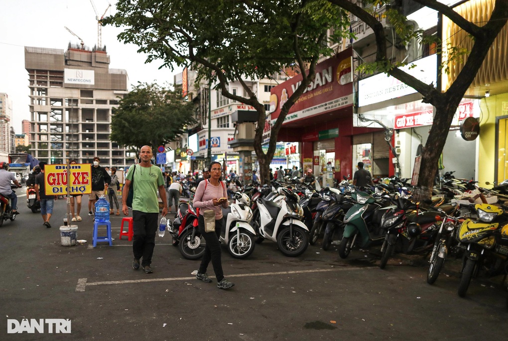 Hơn 50 tuyến đường trung tâm TPHCM sẵn sàng áp dụng thu phí vỉa hè - 1 Hơn 50 tuyến đường trung tâm TPHCM sẵn sàng áp dụng thu phí vỉa hè - 1