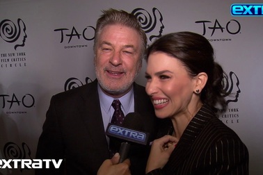 Alec & Hilaria Baldwin vui vẻ dự sự kiện