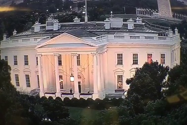 Giải mã ánh đèn nháy bí ẩn trong Nhà Trắng