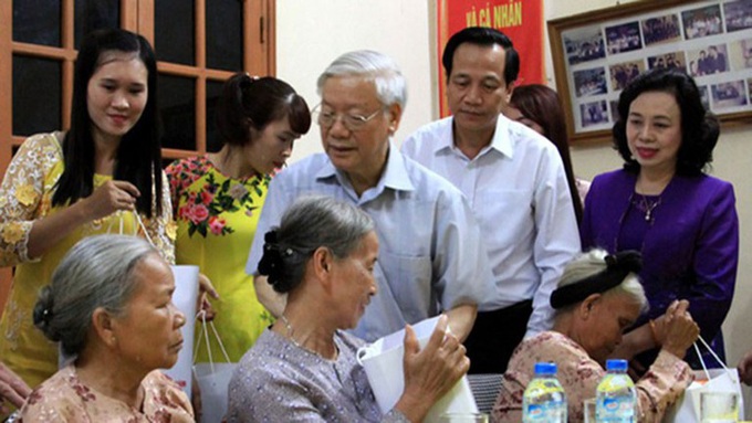 Chủ tịch nước tặng quà người có công nhân dịp Tết Nguyên đán 2021 - Ảnh 1. Chủ tịch nước tặng quà người có công nhân dịp Tết Nguyên đán 2021 - Ảnh 1.