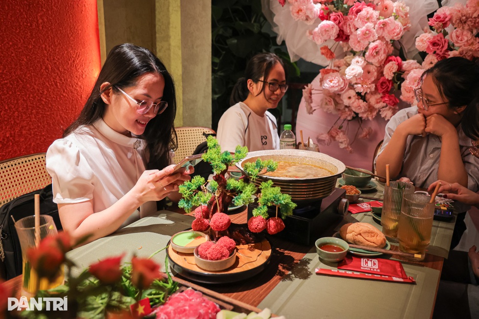 Quán ở Hà Nội mang cả cây vải lên bàn ăn, khách rần rần check-in - 2 Quán ở Hà Nội mang cả cây vải lên bàn ăn, khách rần rần check-in - 2