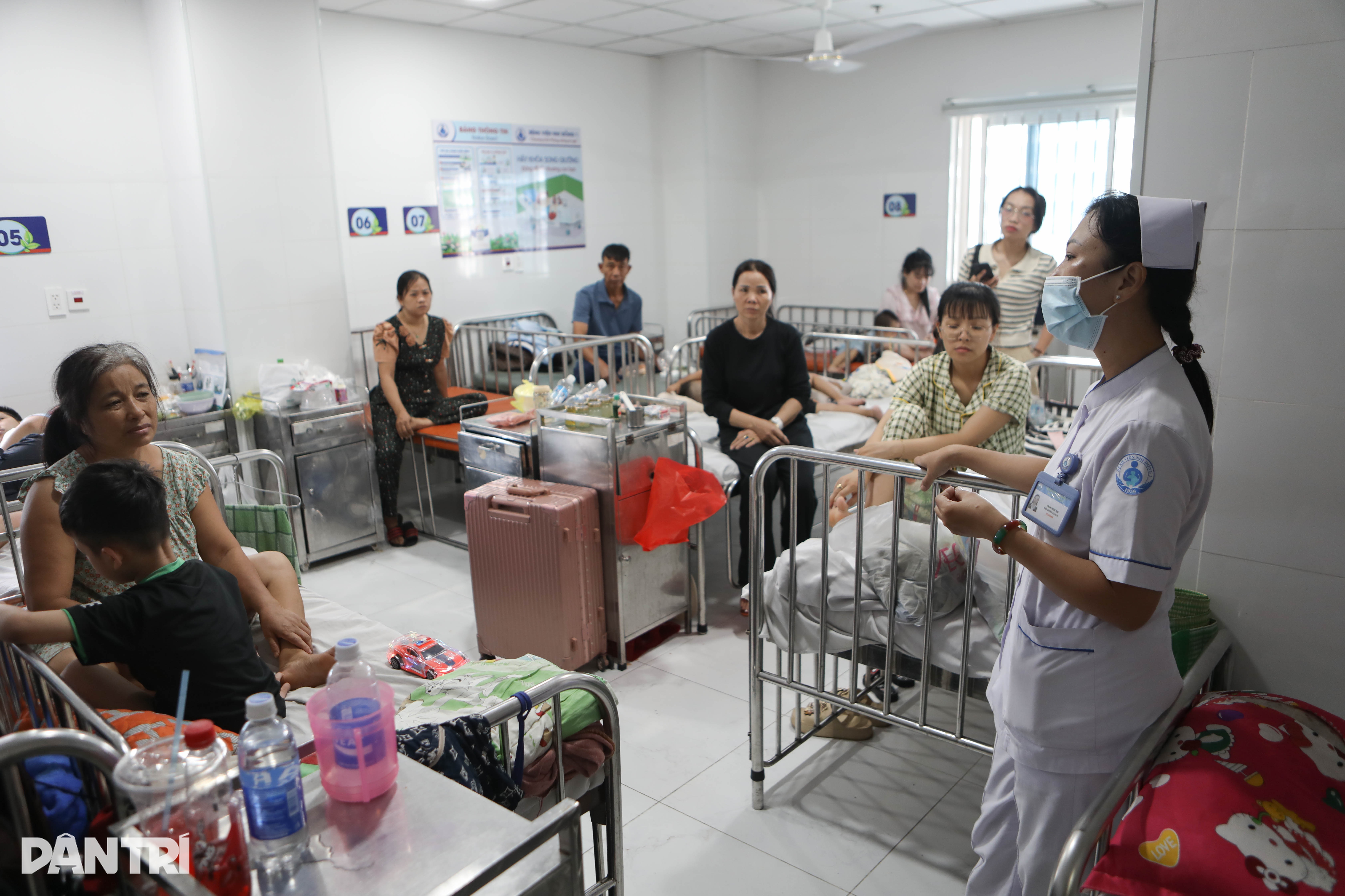 Hàng loạt người lớn, trẻ em ở TPHCM nhập viện vì đe dọa sốc sốt xuất huyết - 9