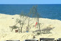 Phát hiện quả bom lớn trên bãi biển đông người