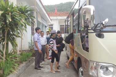 Thí sinh người Mông rời rừng xuống phố đi thi