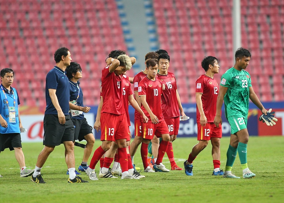 Cầu thủ U23 Việt Nam ôm động viên thủ môn Bùi Tiến Dũng - 5 Cầu thủ U23 Việt Nam ôm động viên thủ môn Bùi Tiến Dũng - 5
