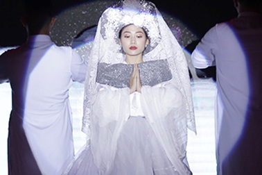 Sinh viên Báo chí "hóa" Hoàng Thùy Linh, Trúc Nhân đón “ma mới”