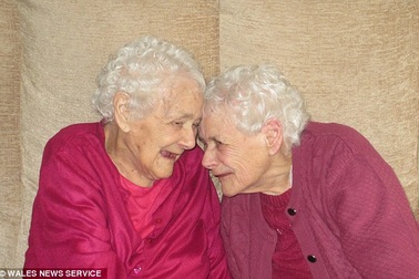 Cặp sinh đôi già nhất thế giới qua đời ở tuổi 103