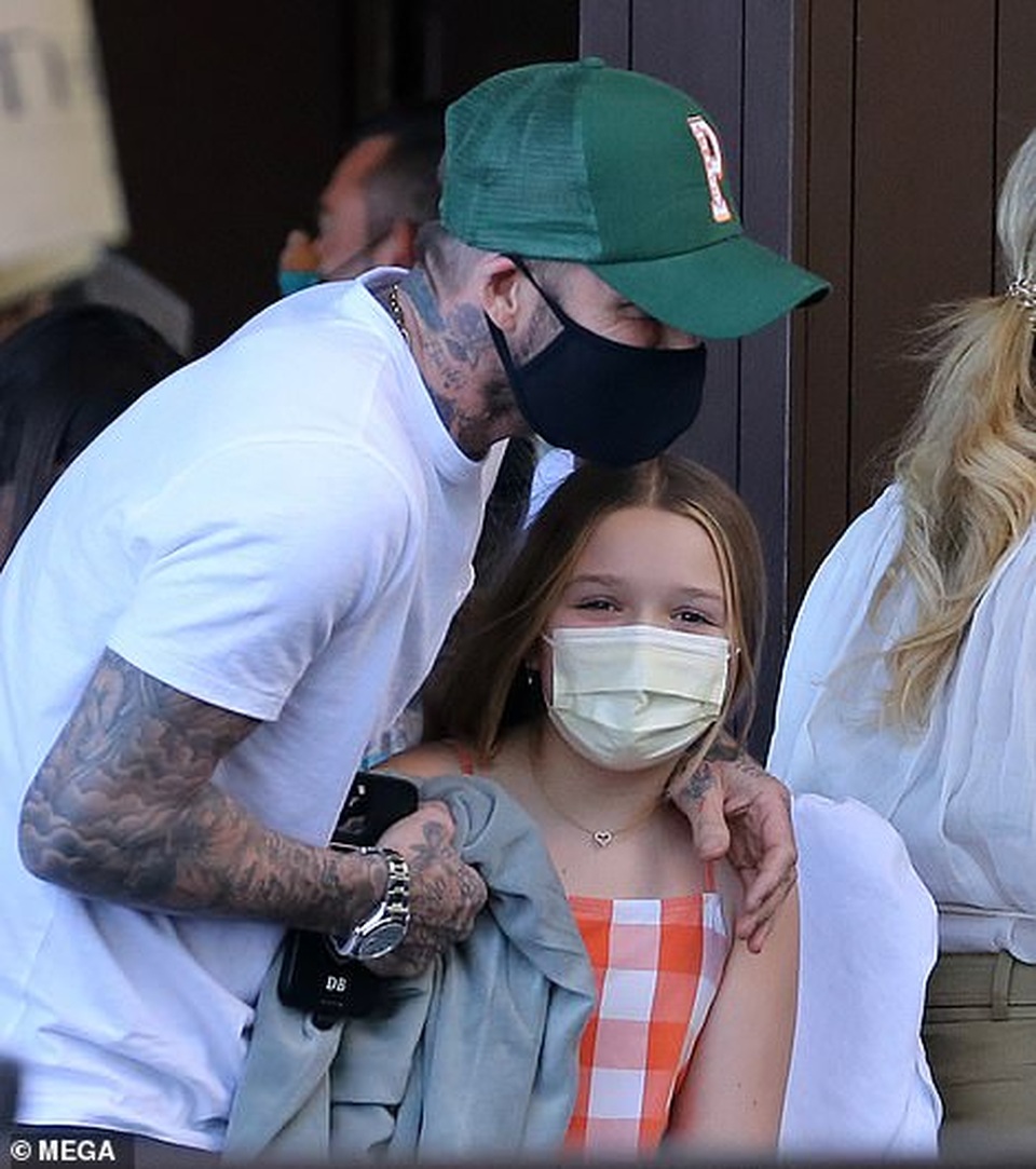 Gia đình Beckham nổi bật khi đi ăn trưa tại Miami - 3 Gia đình Beckham nổi bật khi đi ăn trưa tại Miami - 3