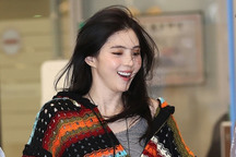 Han So Hee tươi tắn khi về Hàn Quốc, bạn trai bị chỉ trích vì im lặng