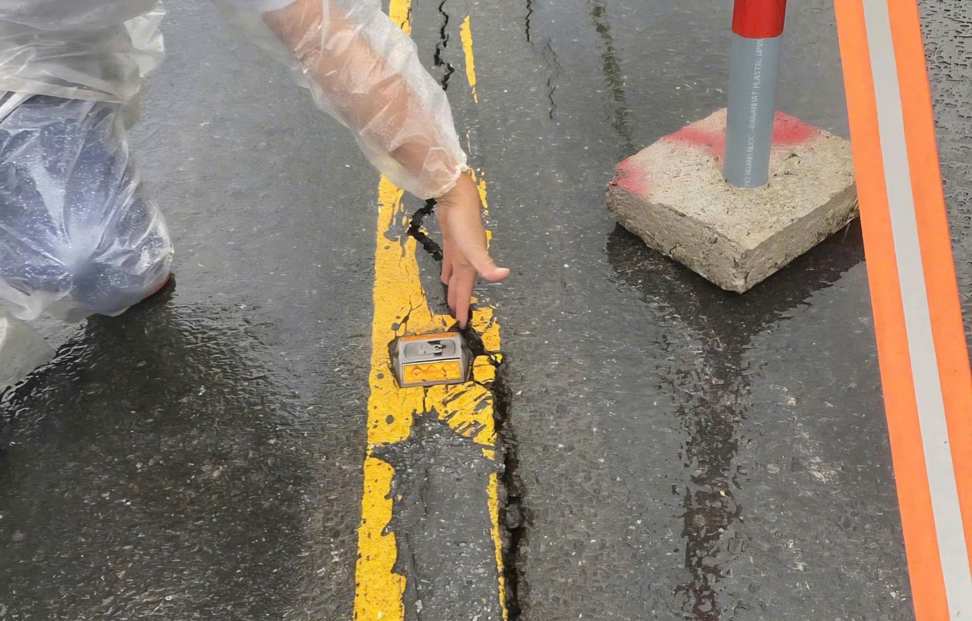 Lũ cuốn trôi cầu, nhấn chìm hàng trăm ngôi nhà ở miền Trung - 6