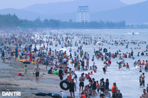 Nắng nóng như đổ lửa, biển Cửa Lò đông nghịt người đến hạ nhiệt