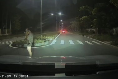 Tài xế hốt hoảng phanh gấp tránh em bé bất ngờ chạy băng qua đường