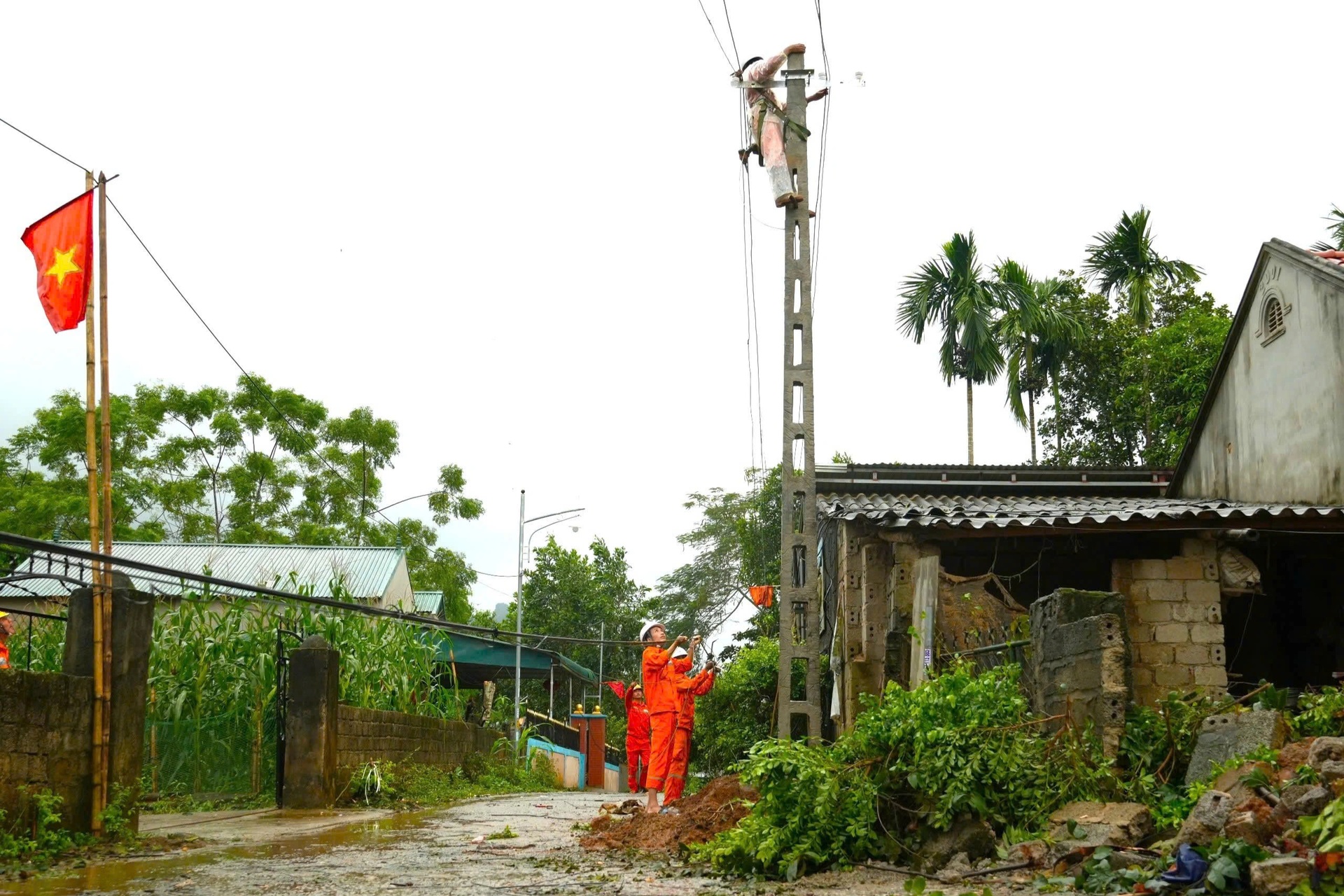 Những người nhện áo cam làm việc ngày đêm dọc miền Trung mùa mưa bão - 11