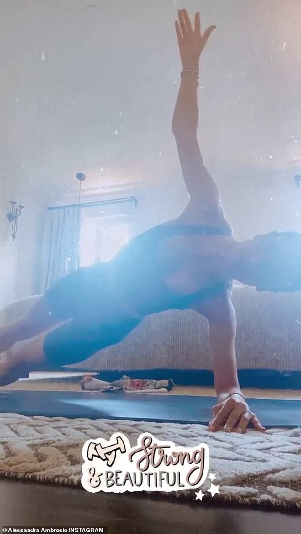 Alessandra Ambrosio đeo khẩu trang chạy trên phố - 3 Alessandra Ambrosio đeo khẩu trang chạy trên phố - 3