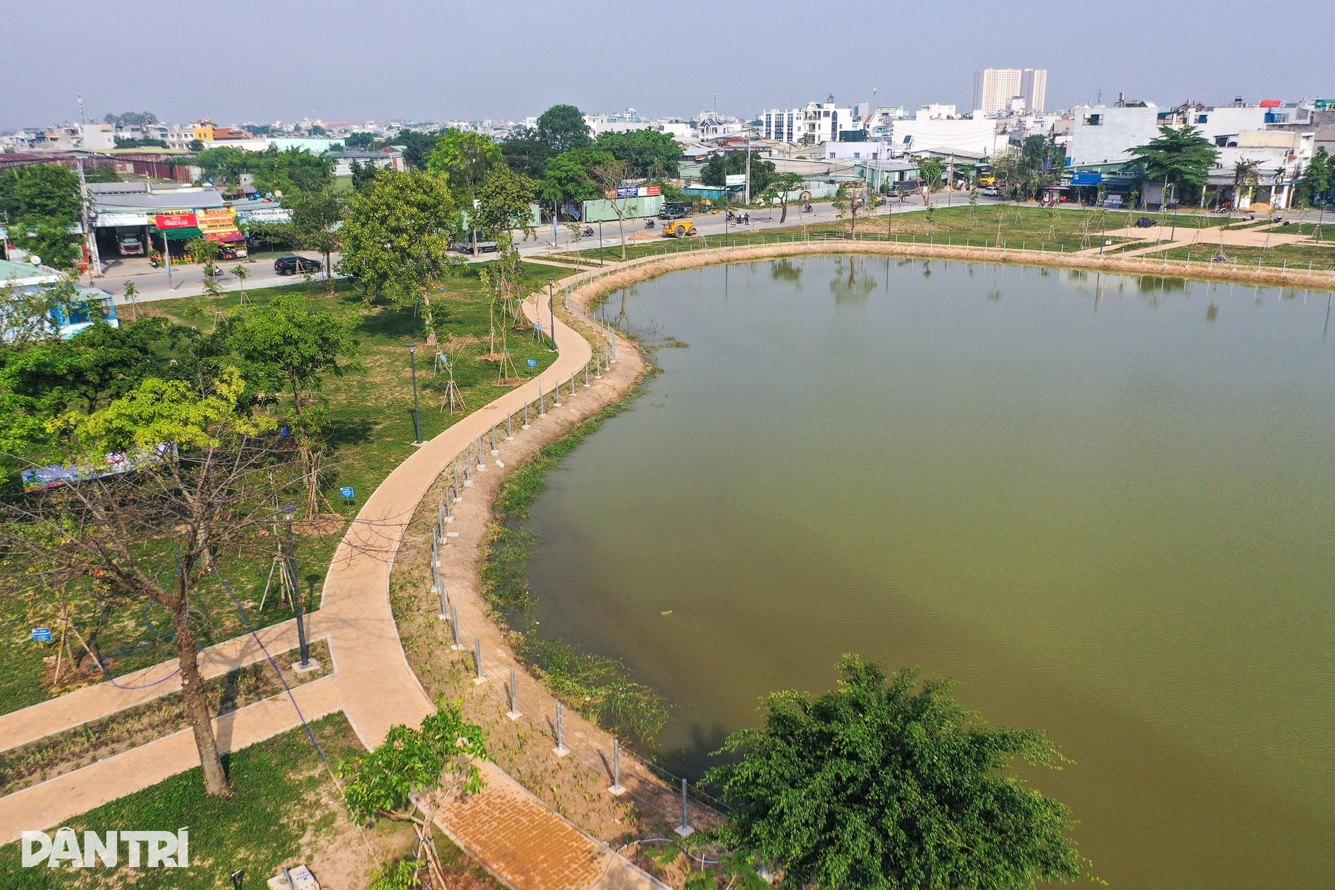 Bãi rác ô nhiễm trở thành công viên có hồ nước hình trái tim - 4