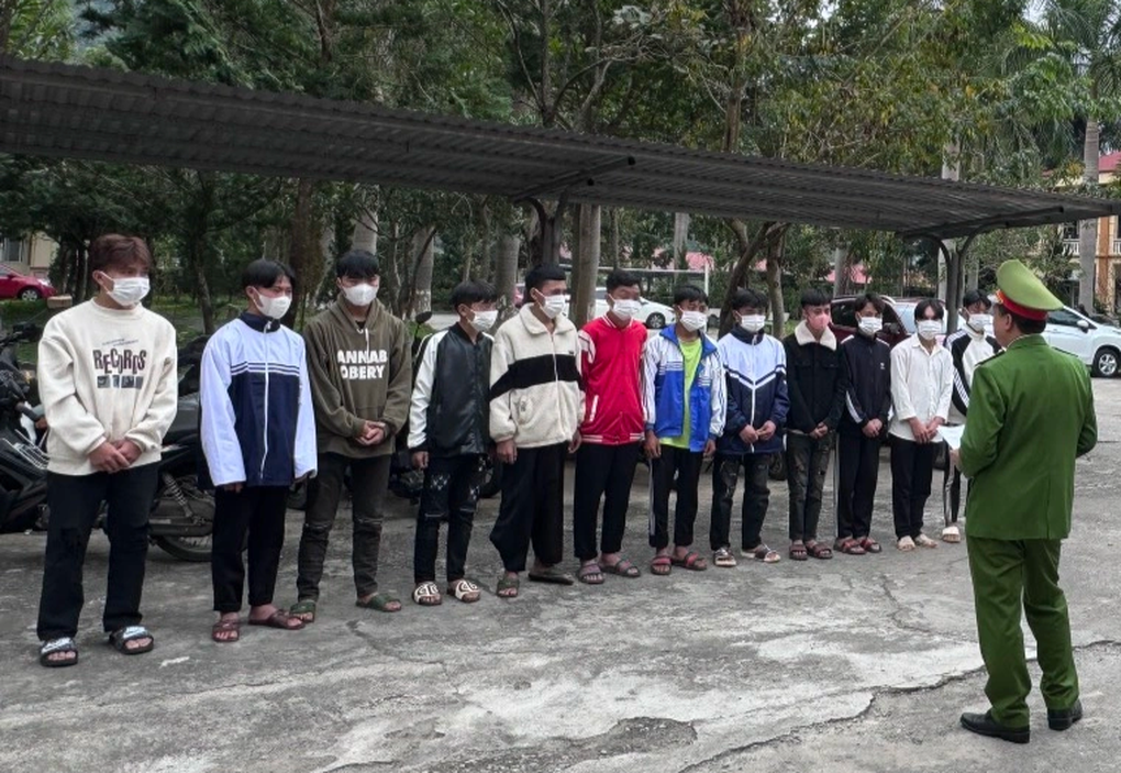 Khởi tố 7 thanh thiếu niên nẹt pô, bốc đầu xe, ném vỏ chai vào người dân - 1 Khởi tố 7 thanh thiếu niên nẹt pô, bốc đầu xe, ném vỏ chai vào người dân - 1