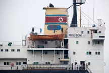 Ảnh vệ tinh hé lộ hoạt động nghi vận chuyển vũ khí của tàu Nga - Triều Tiên