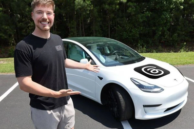 Lộ diện người may mắn được Youtuber giàu nhất thế giới tặng chiếc xe Tesla