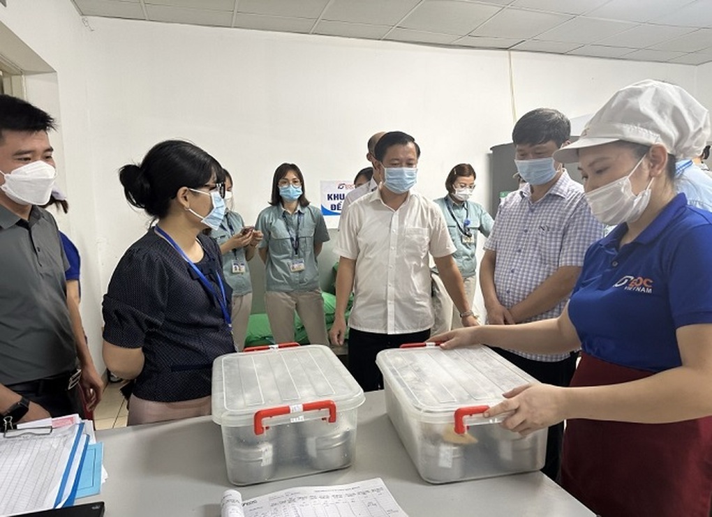 Hà Nội ráo riết giám sát an toàn thực phẩm tại bếp ăn khu công nghiệp - 1 Hà Nội ráo riết giám sát an toàn thực phẩm tại bếp ăn khu công nghiệp - 1