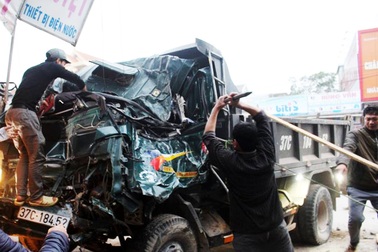 Dùng xà beng giải cứu tài xế mắc kẹt trong cabin