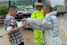 Lực lượng cứu hộ băng rừng mang cơm cho tài xế mắc kẹt ở đèo Lò Xo