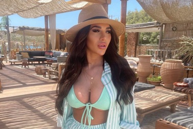 Kiều nữ xinh đẹp khiến Jack Grealish "mê mệt" dù đã có bạn gái